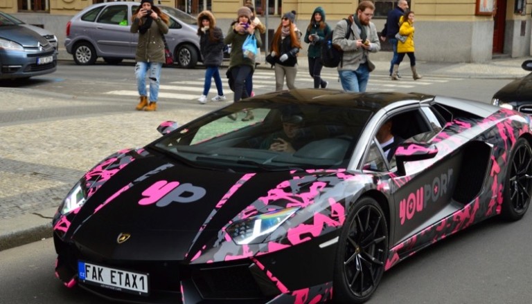 Un homme roule dans une Lamborghini Youporn !!