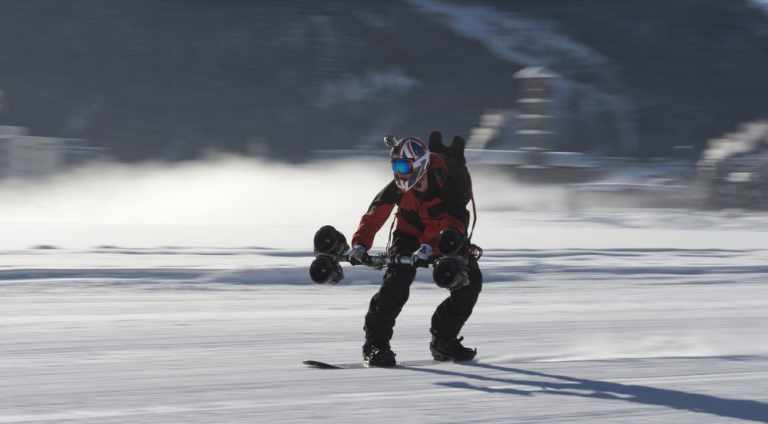 Skier avec un propulseur électrique