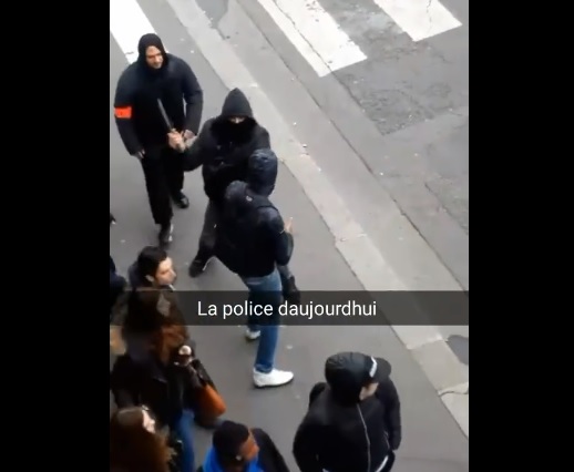 Un policier en civil met des coups de matraque à un lycéen