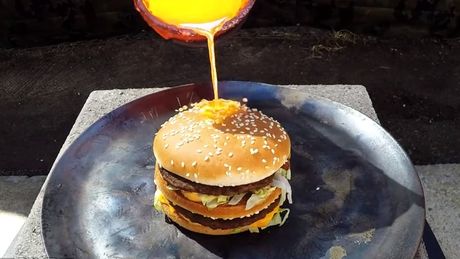 Un Big Mac Vs du cuivre fondu à 1085° C