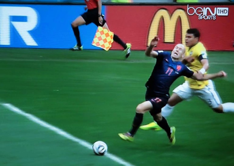Un arbitre siffle la mi temps sur un but… Oups !!