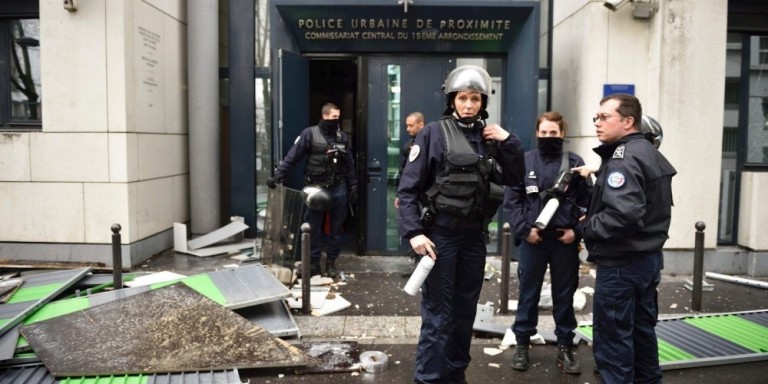 Un commissariat attaqué par des jeunes à Paris