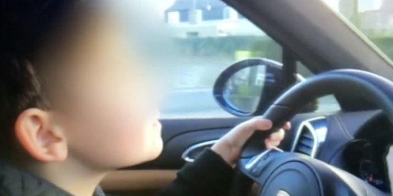 Un garçon de 9 ans au volant d’un Porsche Cayenne