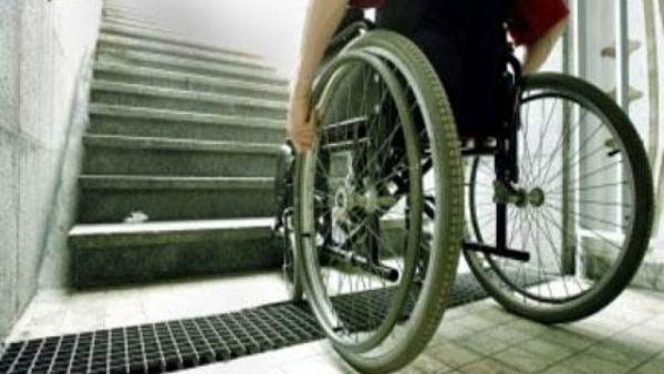Un handicapé défend des journalistes contre des migrants