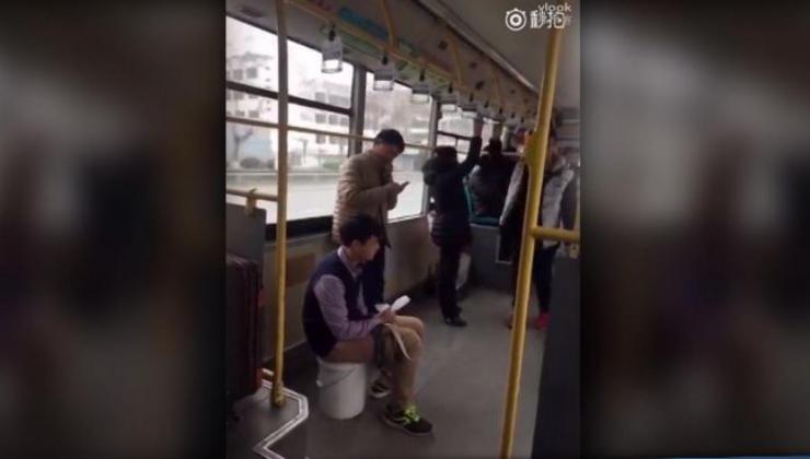 Un homme fait caca tranquille dans un bus en Chine