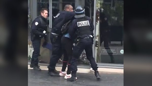 Un lycéen frappé au visage par un CRS