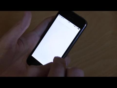 Un pervers oublie de désactiver le flash de son smartphone