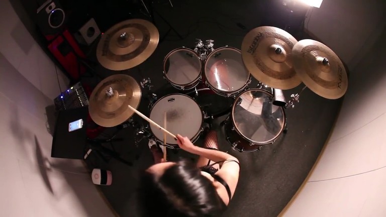 Une jolie fille fait une reprise de Guns N&rsquo; Roses en petite tenue…