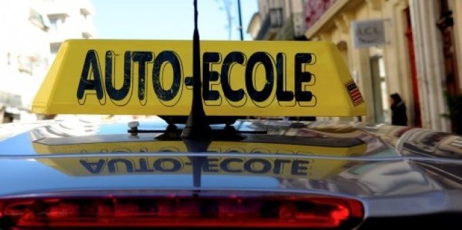 Une élève fait l’erreur de sa vie pour sa première leçon de conduite !!