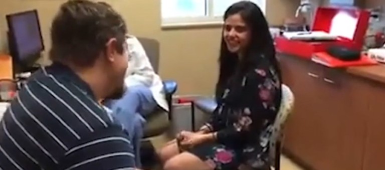Sourde, elle entend pour la première fois et va recevoir une très grosse surprise