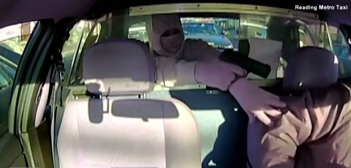 Braquer un taxi devant la police… Oups !!