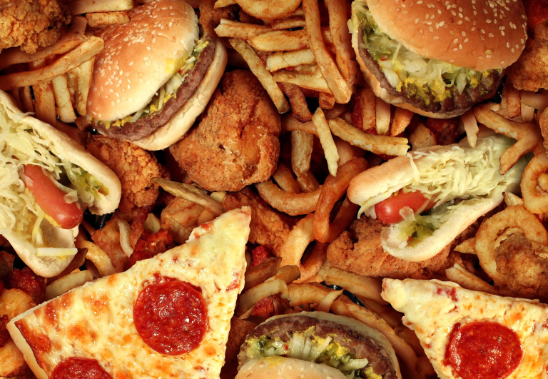 Un client énervé se fait calmer direct par le serveur d’un fast-food