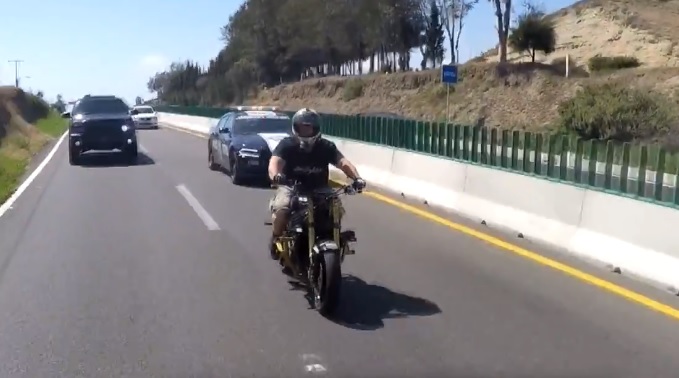 Cette jeune conductrice a bien failli tuer un motard !