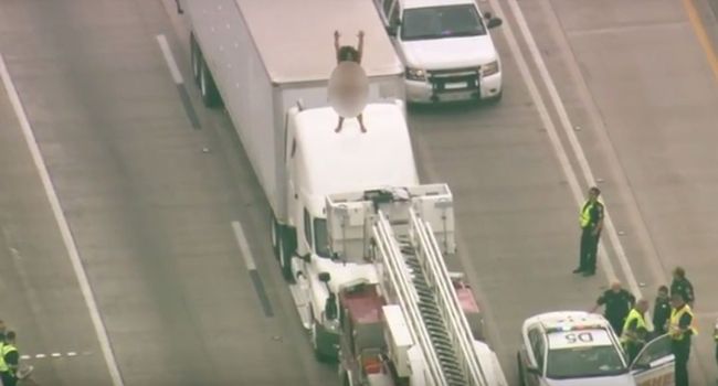 Une femme danse sans pression nue sur un camion…