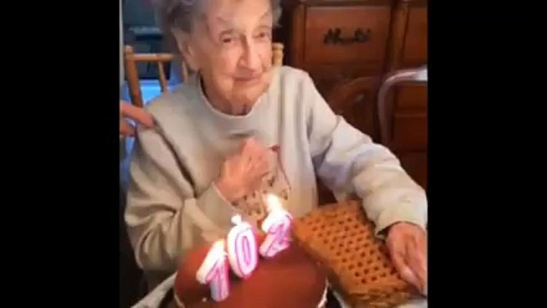 Une mamie de 102 ans souffle ses bougies mais tout ne se pas comme prévu