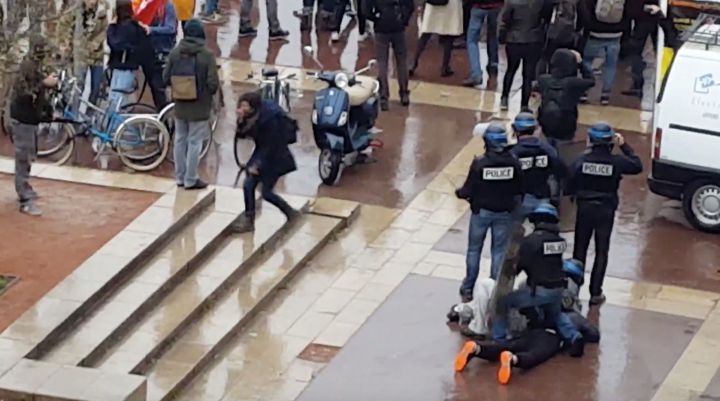 Gros plaquage bien musclé d’un policier sur un manifestant…
