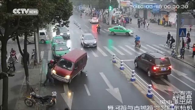 Sauvetage d’une piétonne coincée sous une camionnette