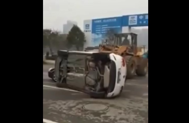 La mauvaise idée de la journée, se garer devant l&rsquo;entrée d&rsquo;un chantier !