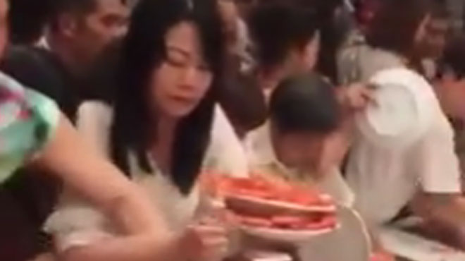 Vidéo hallucinante de touristes chinois à un buffet !!