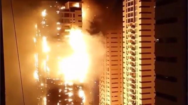 Gigantesque incendie dans des tours près de Dubai