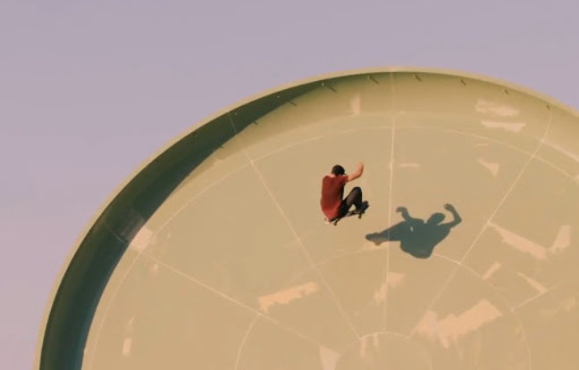 3 skateurs rident le plus grand toboggan aquatique du monde