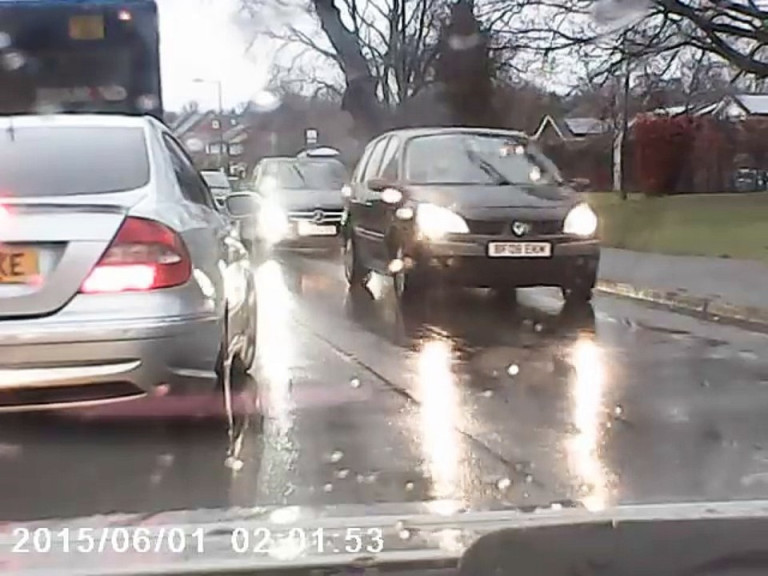 Quand un automobiliste rencontre un bus en panne…