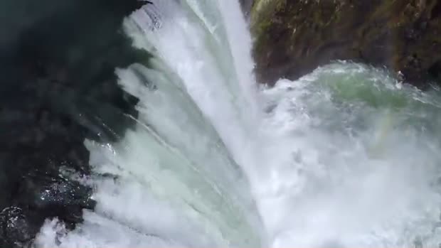 Ce kayakiste décide de sauter une cascade de 18 mètres