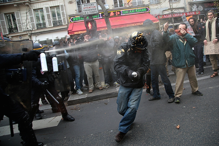 Des CRS gazent des manifestants non violents