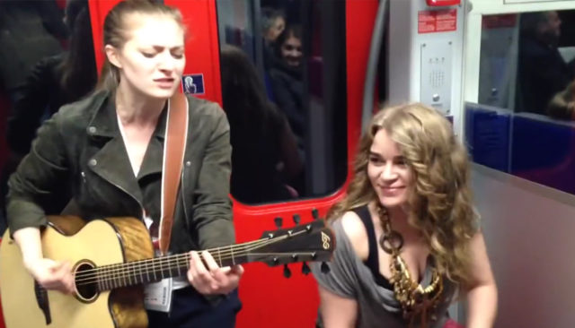 Deux chanteuses mettent le feu en chantant du Prince dans le métro
