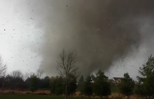 Cet homme va filmer une tornade foncer sur sa maison