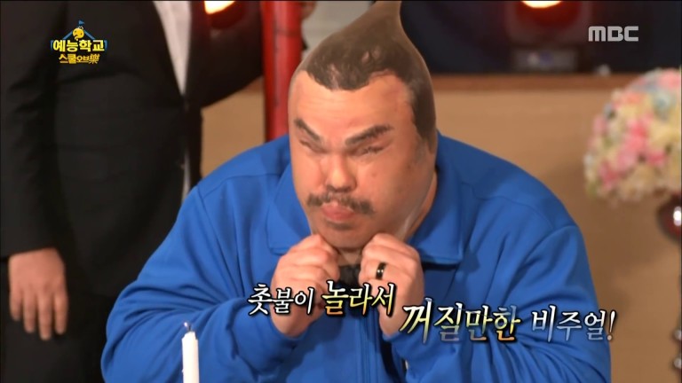 L’acteur Jack Black souffle une bougie avec un collant sur la tête