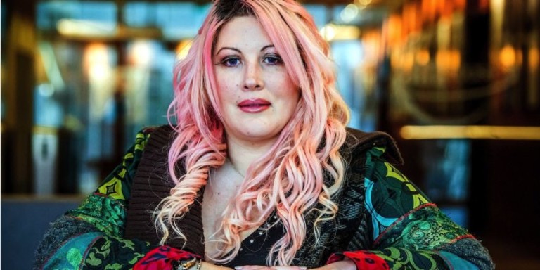 Loana revient avec humour sur ses suicides…