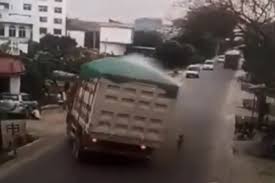 L’acte héroïque d’un chauffeur de camion quand un enfant traverse la rue