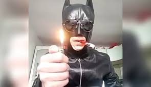 Batman vs un briquet, qui gagne ?