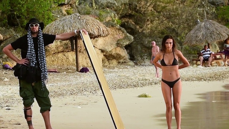 Quand un papy bug sur un mannequin qui pose sur une plage