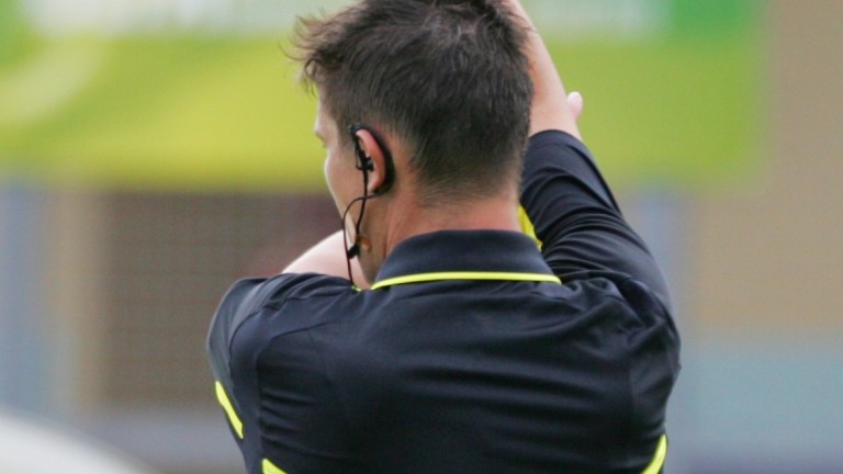 Un arbitre sort six cartons rouges et onze jaunes dans un match de foot