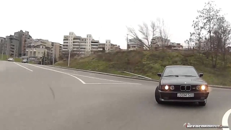 Un enfant de 3 ans fait du drift avec la voiture de son père