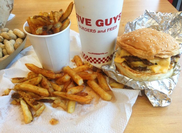 Un homme entre dans un fast-food en pleine nuit pour…