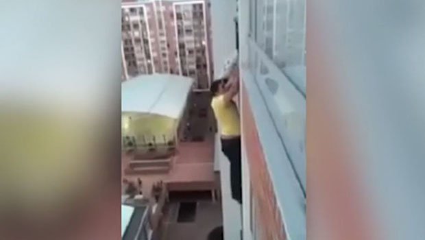 Un homme escalade un balcon pour aller sauver un chien…