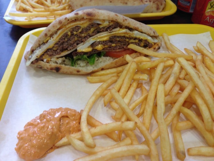 Un livreur prêt à tout pour faire sa livraison de sandwichs