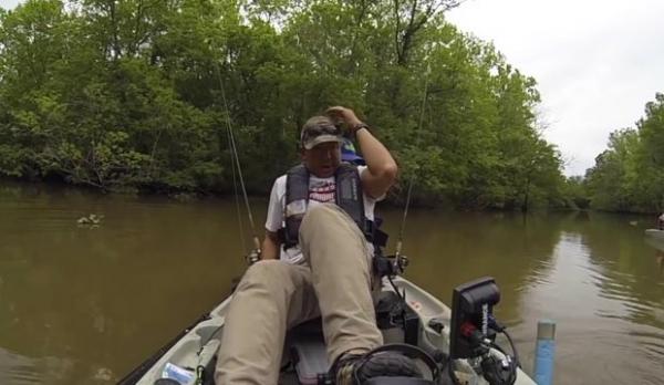 Un pêcheur a une prise curieuse et effrayante
