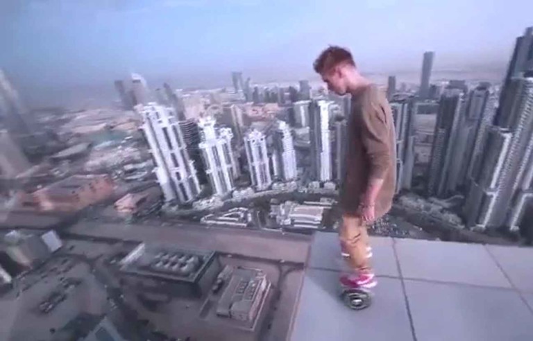 Un russe fait du hoverboard en haut d’une tour à Dubaï