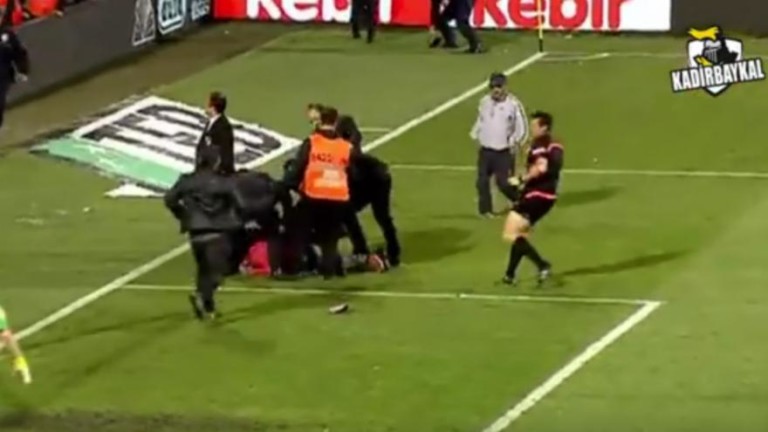 Un supporter turque frappe violemment un arbitre