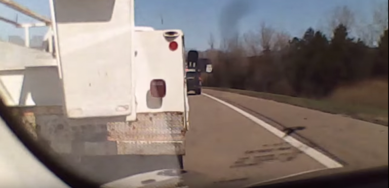 Une Tesla en pilotage automatique évite une collision