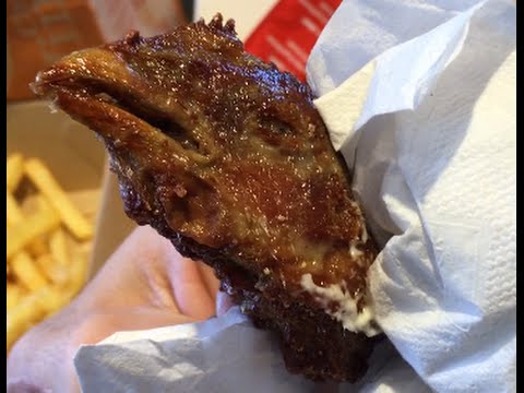Une tête de poulet dans un paquet de Chicken Wings chez Quick