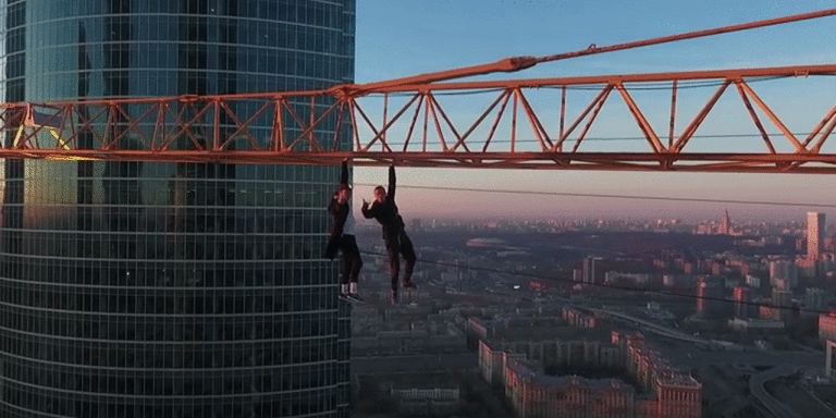 Deux jeunes se suspendent à une grue, à 300 mètres de haut