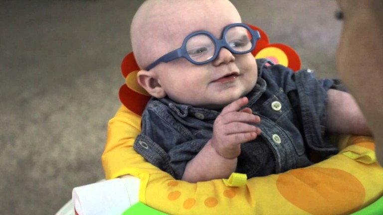 Un bébé malvoyant sourit en voyant sa mère pour la première fois