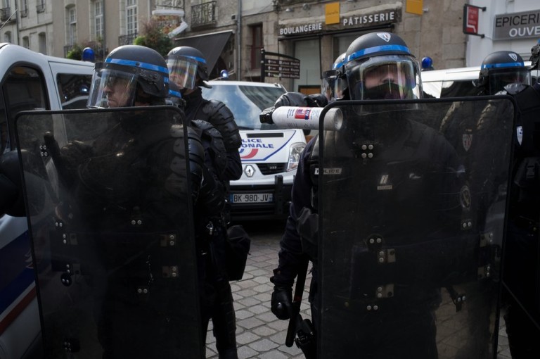 Un CRS se blesse avec sa grenade avant de la lancer contre des manifestants