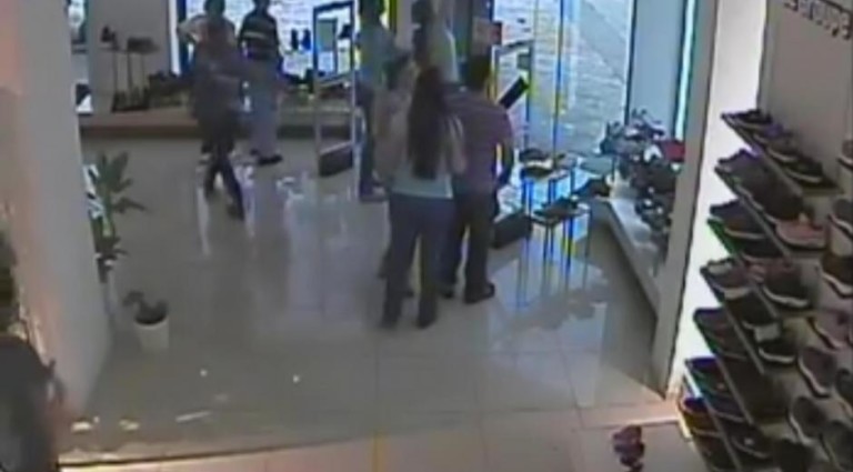 Passage d’une tornade depuis l’intérieur d’un magasin