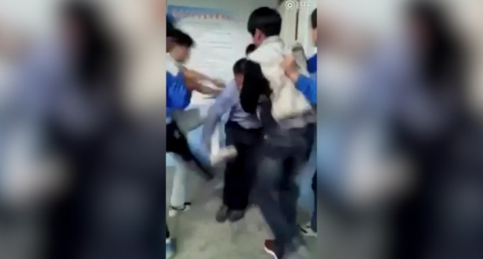 En Chine : Des élèvent tabassent leur professeur en pleine classe…
